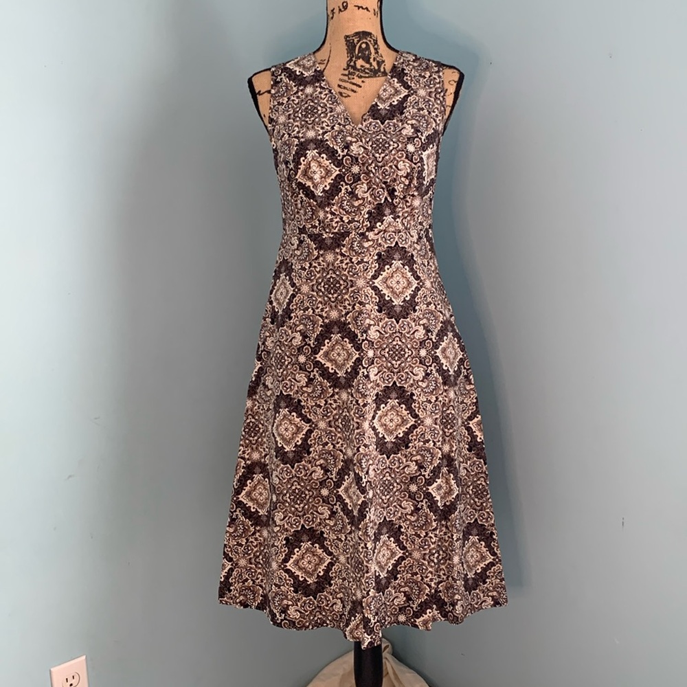 Croft & Barrow 8 ladies dress. Flattering fit. Brown pattern. Pockets.